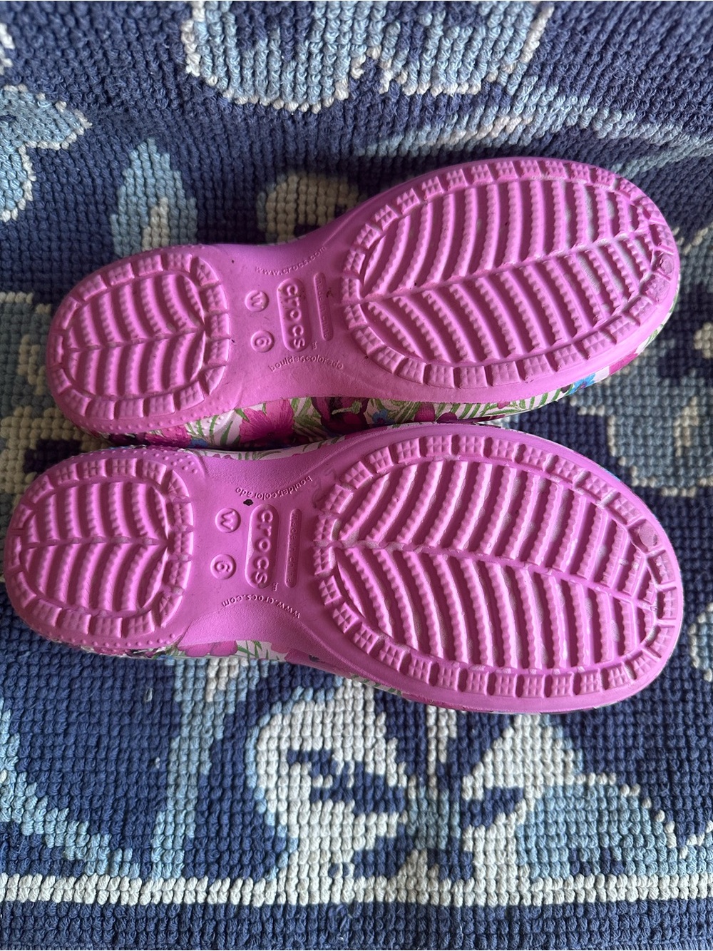 🌺 Crocs Classic Floral Print Clogs Women’s Size 6 Pink Comfort Shoes - Picture 5 of 7